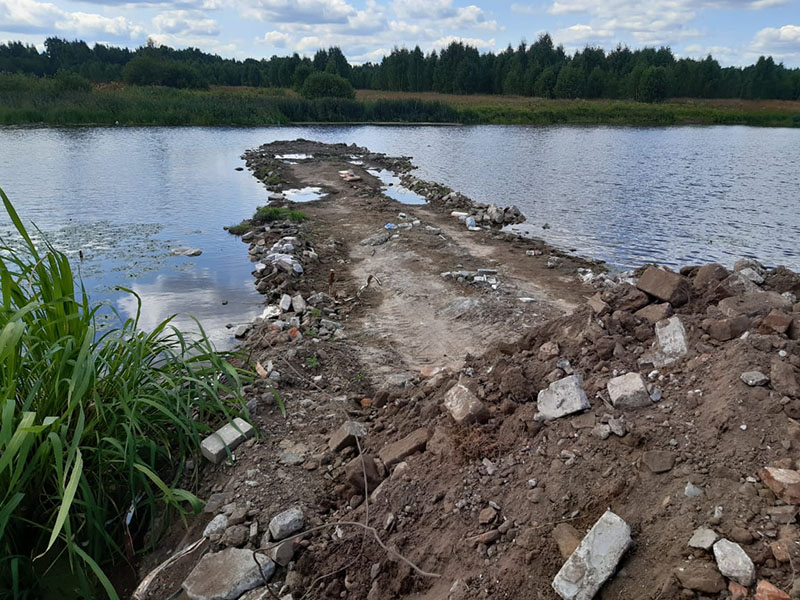 В Тверской области приток Волги погибает из-за мусорной дамбы!